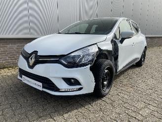 Damaged car Renault Clio 0.9 TCe Bose Airco PDC Navi 2018/3