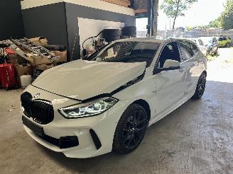 skadebil auto BMW 1-serie 118i M Sport 2023/2