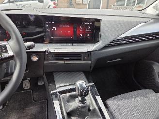 Opel Astra 1.2 5 DRS  ZEER MOOIE AUTO  LICHTE PLAATSCHADE  BUMPER+RV SCHERM+KOPLAMP picture 16