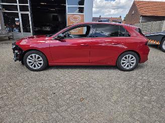 Opel Astra 1.2 5 DRS  ZEER MOOIE AUTO  LICHTE PLAATSCHADE  BUMPER+RV SCHERM+KOPLAMP picture 2