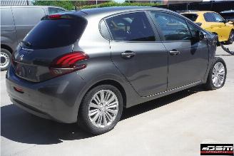 Peugeot 208 II SIGNATURE picture 4