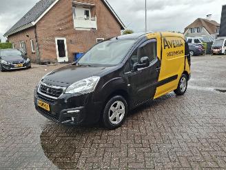 krockskadad bil bedrijf Peugeot Partner 1.6 hdi  73kw   3 persoons   airco 2018/9