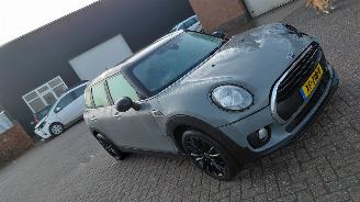 krockskadad bil auto Mini Clubman 1.5i 102 pk  clima navi 2019/2