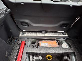 krockskadad bil auto Peugeot 2008 1.2 vti  82pk pano automaat navi 2014/7