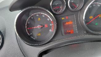 krockskadad bil auto Opel Meriva 1.4i   88kw    airco 2011/5