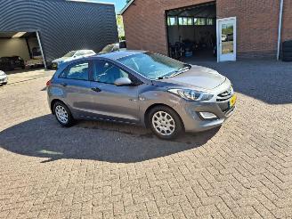 Hyundai I-30 1.6i  135pk  clima picture 4