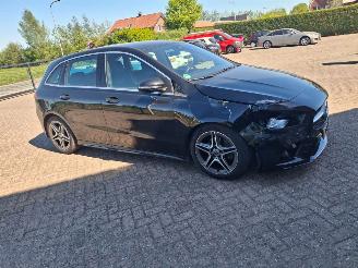 skadebil auto Mercedes B-klasse 180d  116pk navi clima amg uitvoering 2019/8