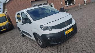 krockskadad bil bedrijf Peugeot Partner 1.2i  110pk navi airco 2022/6