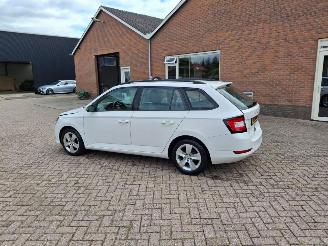 krockskadad bil auto Skoda Fabia 1.0 tsi  70kw  airco 2021/4