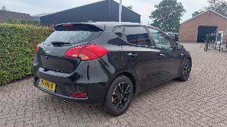 Kia Cee d 1.0i navi   74kw  5drs airco picture 3