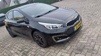 Coche accidentado Kia Cee d 1.0i navi   74kw  5drs airco 2016/6