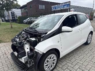 damaged passenger cars Toyota Aygo 1.0 VVT i X-PLAY DIEFSTALSCHADE! 17796 KM BOUWJAAR 2018  6750 EURO 2018/9