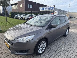 skadebil auto Ford Focus 1.0 TREND EDITION LICHTE SCHADE! BOUWJAAR 2015  3900 EURO 2015/11