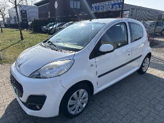 damaged passenger cars Peugeot 107 1.0 ACTIVE RIJDBAAR 104000 KM BOUWJAAR 2014 SCHERP 2200 EURO 2014/1