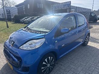 uszkodzony samochody osobowe Peugeot 107 1.0-12V MILLESIM 200 RIJDBAAR BOUWJAAR 2011 1500 EURO VAST 2011/1