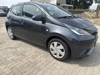 Toyota Aygo 1.0 VVT-i X-PLAY LICHTE SCHADE! BOUWJAAR 2014 3900 EURO VAST! picture 6