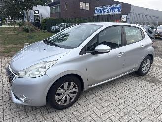 krockskadad bil auto Peugeot 208 1.2 VTI BLEU PARKEERSCHADE! BOUWJAAR 2012  1750 EURO VAST 2012/9