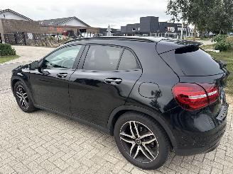 Mercedes GLA 180 122 PK RIJDBARE ACHTERSCHADE! 2019 70133 KM 10999 VAST! picture 2