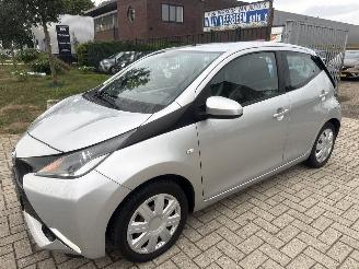 uszkodzony samochody osobowe Toyota Aygo 1.0 VVTi X_PLAY 96517 NAP BOUWJAAR 2015 RIJDBAAR 4999 EURO 2015/2