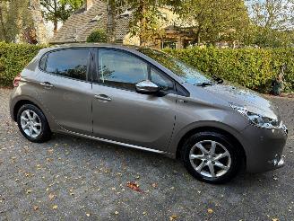 Vaurioauto  passenger cars Peugeot 208 1.2 Style 5DRS NAVI AIRCO 2015/1