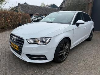 Unfallwagen Audi A3 SPORTBACK 1.4 NL AUTO NAVI 2015/12