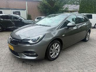 skadebil auto Opel Astra SPORTS ELEGANCE 1.2 LUXE UITVOERING LEDER NAVI KEYLES STOELVERWARMING 2020/11