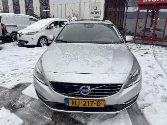 Voiture accidenté Volvo V-60 2.4 D6 AWD R-DESIGN PLUG IN HYBRIDE 2014/10