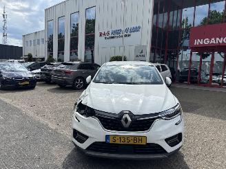 krockskadad bil auto Renault Arkana E-TECH  hybrid 145 evolution 2023/2