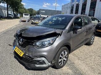 krockskadad bil auto Renault Captur 0.9 TCe Limited 2018/6
