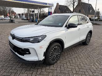 krockskadad bil auto Volkswagen Tiguan 1.5 eTSi 150 Pk Mild Hybride DSG. Goal 2025/7
