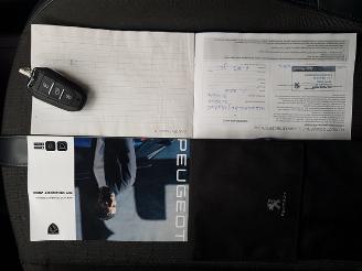 Peugeot 2008 1.2 PureTech Allure Pack picture 22