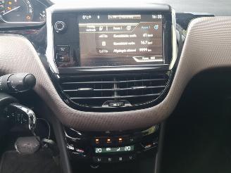 Peugeot 2008 1.2 VTi Active Pack Premium Automatic picture 17