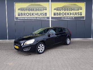 Vaurioauto  passenger cars Volvo V-60 1.6 D2 Momentum 2014/1