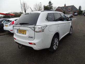 damaged passenger cars Mitsubishi Outlander 2.0 16V PHEV 4x4 2013/12