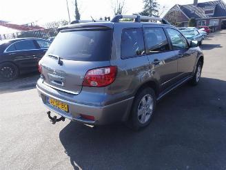 damaged passenger cars Mitsubishi Outlander 2.0 4x2 2005/11