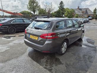 Schadeauto Peugeot 308 1.2 12V e-THP PureTech 110 2016/6