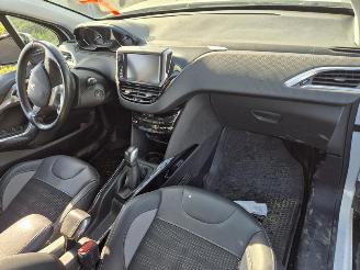 Peugeot 2008 1.2 picture 5