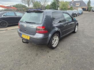 Damaged car Volkswagen Golf 1.6 16v 2000/11