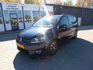 krockskadad bil auto Volkswagen Touran 1.2 TSI Trendline Blue Motion 2011/4