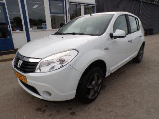 Vaurioauto  passenger cars Dacia Sandero Laurtate 1.2-16v 2011/10