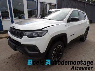 Coche siniestrado Jeep Compass Compass II (MP), SUV, 2016 1.3 4XE 240 16V 4x4 2022/9