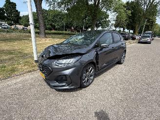 Schadeauto Ford Fiesta benzine én een elektriciteit-motor  999 cc. 2022/8