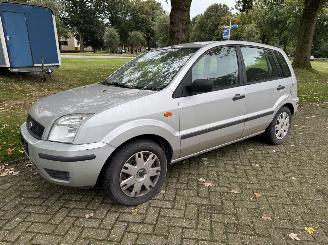 damaged passenger cars Ford Fusion  2003/1