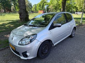 Damaged car Renault Twingo 50 kW (68 PK) en een cilinderinhoud van 998 cc. 2011/12