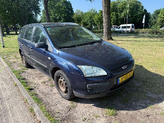 damaged passenger cars Ford Focus 74 kW (101 PK)  1596 cc. 2006/6