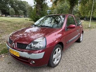 Damaged car Renault Clio  2002/1