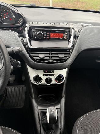 Peugeot 208  picture 16