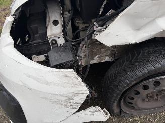 Peugeot 108  picture 11