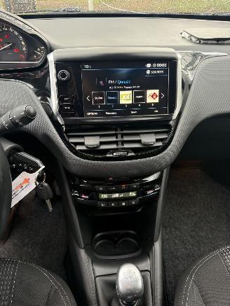 Peugeot 208  picture 18