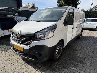 krockskadad bil bedrijf Renault Trafic 2x schuifdeur WB 350cm 92KW NAVI 2017/8